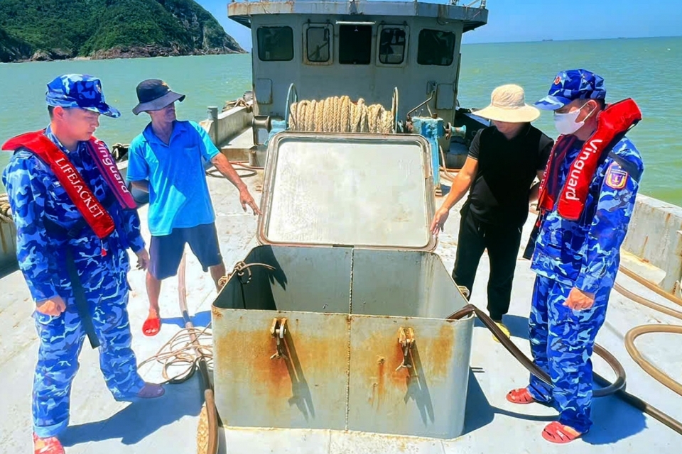 Phó Thủ tướng gửi Thư khen Cảnh sát biển về thành tích bắt xăng dầu