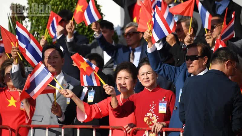 Kiều bào vui mừng, phấn khởi đón Đoàn đại biểu cấp cao Việt Nam đến Bangkok Kiều bào vui mừng, phấn khởi đón Đoàn đại biểu cấp cao Việt Nam đến Bangkok
