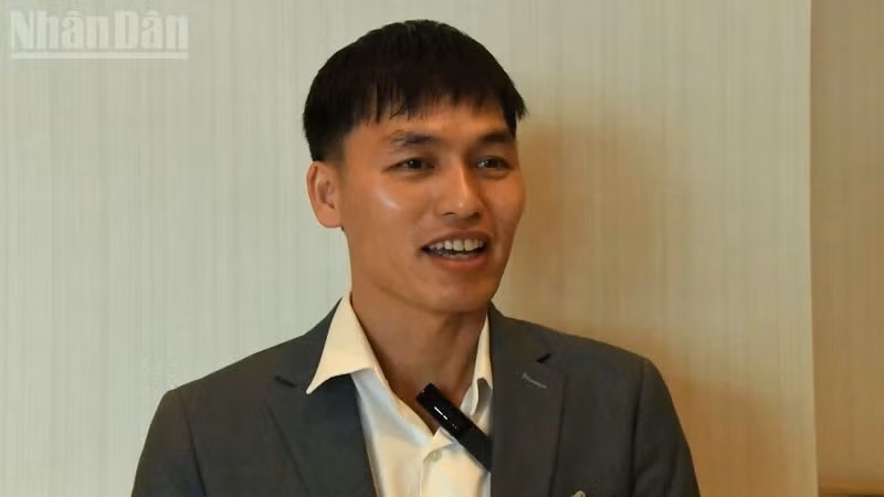 Kiều bào vui mừng, phấn khởi đón Đoàn đại biểu cấp cao Việt Nam đến Bangkok Kiều bào vui mừng, phấn khởi đón Đoàn đại biểu cấp cao Việt Nam đến Bangkok