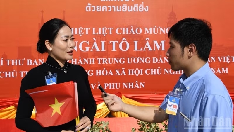 Kiều bào vui mừng, phấn khởi đón Đoàn đại biểu cấp cao Việt Nam đến Bangkok Kiều bào vui mừng, phấn khởi đón Đoàn đại biểu cấp cao Việt Nam đến Bangkok