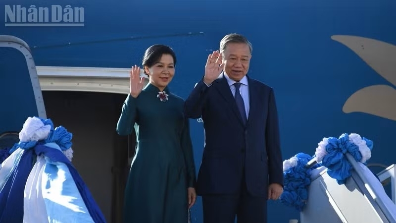 Kiều bào vui mừng, phấn khởi đón Đoàn đại biểu cấp cao Việt Nam đến Bangkok Kiều bào vui mừng, phấn khởi đón Đoàn đại biểu cấp cao Việt Nam đến Bangkok