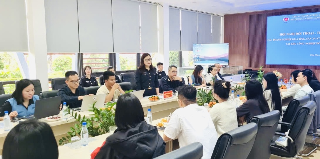 Lãnh đạo Hải quan cửa khẩu cảng Hòn Gai gặp mặt tiếp xúc với doanh nghiệp xuất nhập khẩu trên địa bàn.
