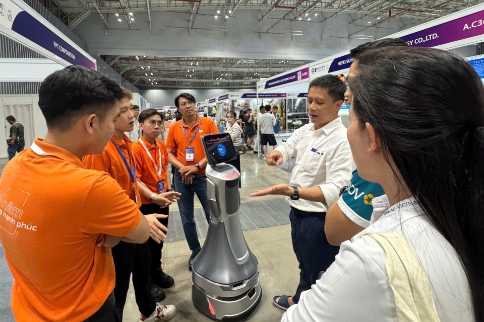 Hơn 300 doanh nghiệp điện tử nước ngoài giao thương tại IEAE 2026