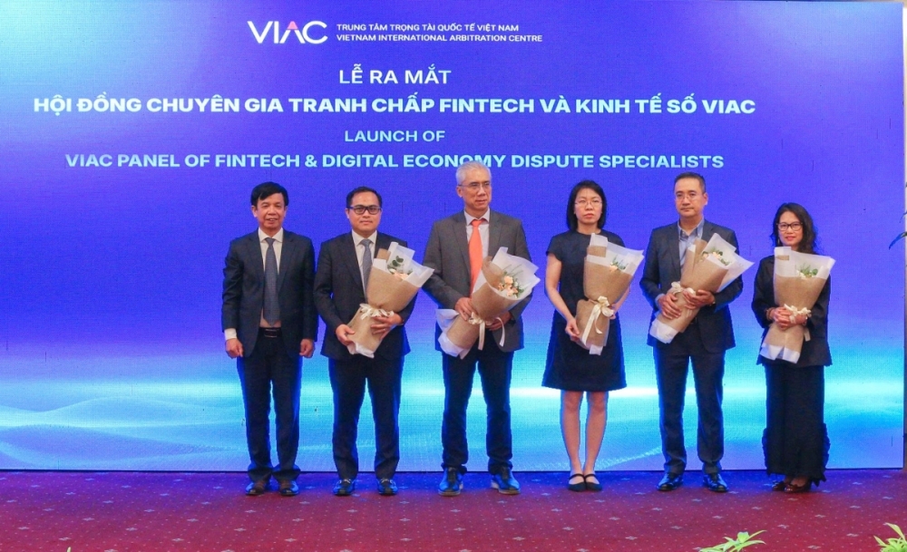 Ra mắt thành viên Hội đồng chuyên gia tranh chấp Fintech và Kinh tế số. Hạ tầng pháp lý là nền tảng cạnh tranh của Trung tâm tài chính quốc tế Việt Nam