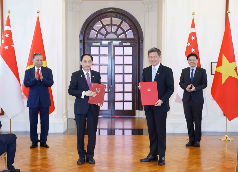 Tổng Bí thư, Chủ tịch nước Tô Lâm chứng kiến trao văn kiện hợp tác giữa Việt Nam và Singapore Tổng Bí thư, Chủ tịch nước Tô Lâm chứng kiến trao văn kiện hợp tác giữa Việt Nam và Singapore