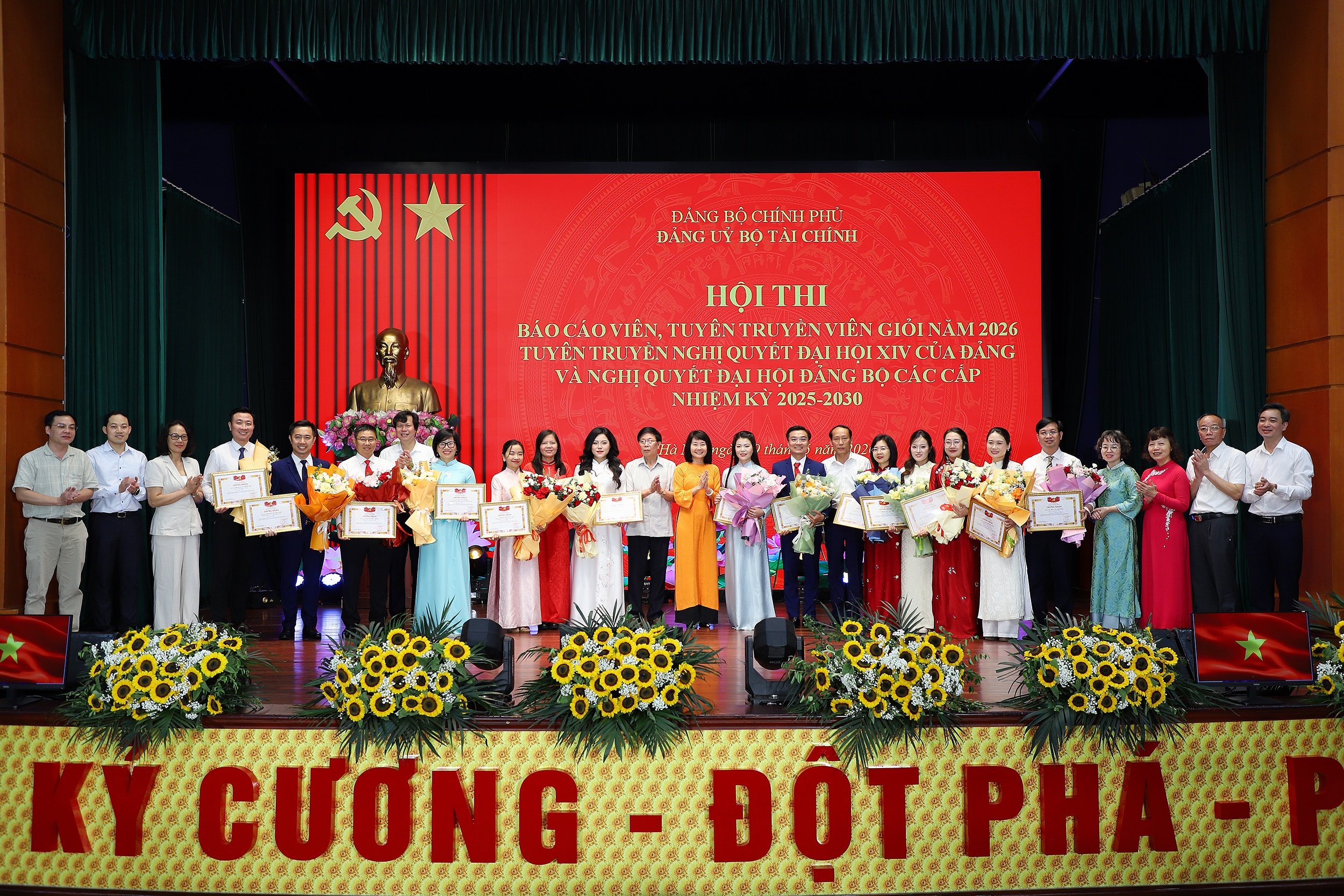 Chùm ảnh: Sôi nổi Hội thi báo cáo viên, tuyên truyền viên giỏi Bộ Tài chính năm 2026 Chùm ảnh: Sôi nổi Hội thi báo cáo viên, tuyên truyền viên giỏi Bộ Tài chính năm 2026