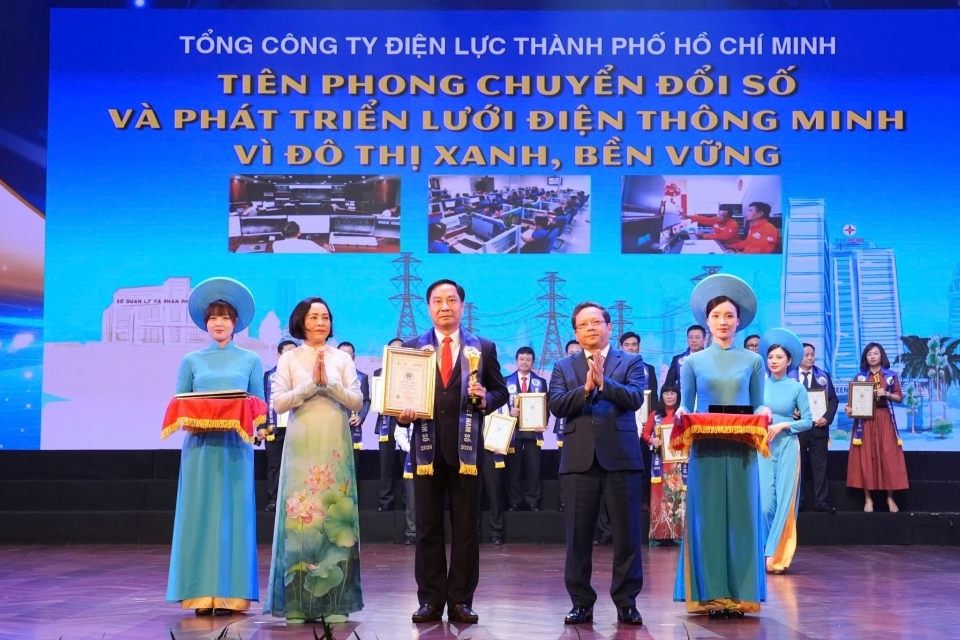 EVNHCMC và ông Phạm Quốc Bảo - Chủ tịch HĐTV được vinh danh tại Lễ biểu dương thành tựu vì Việt Nam số năm 2026