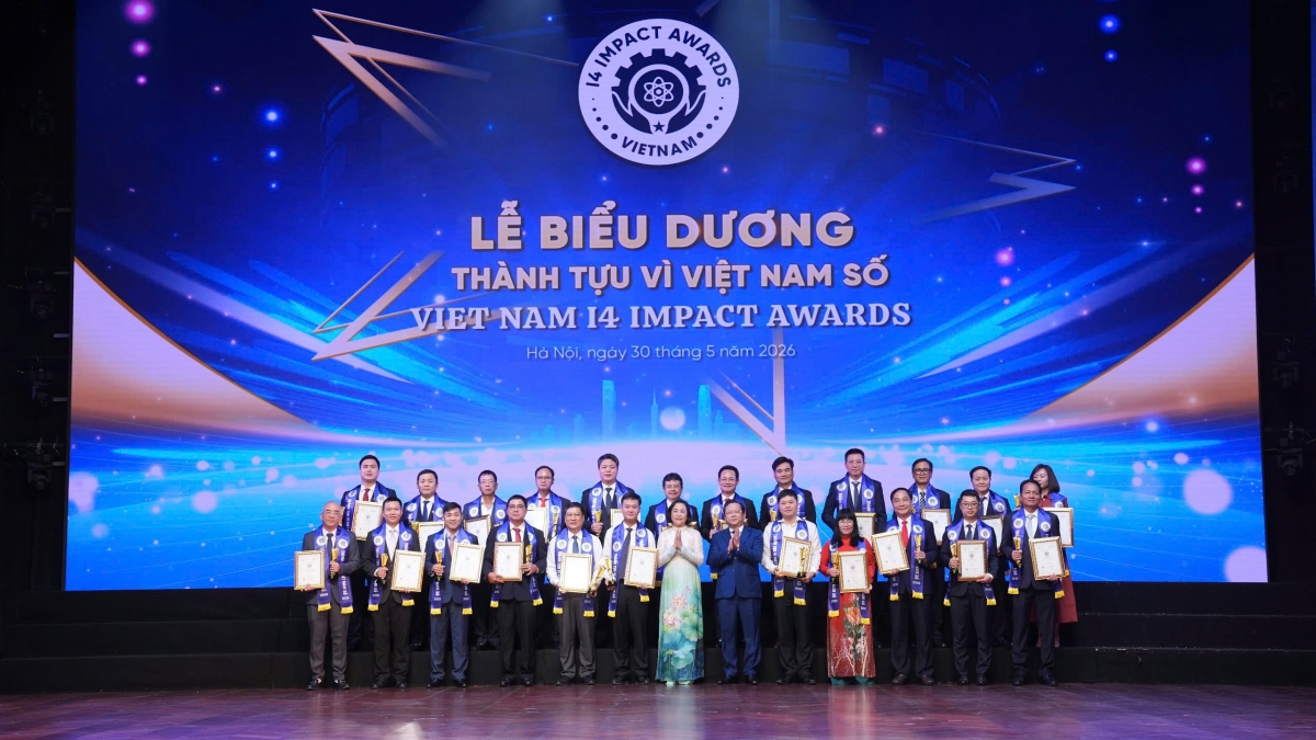 EVNHCMC và ông Phạm Quốc Bảo - Chủ tịch HĐTV được vinh danh tại Lễ biểu dương thành tựu vì Việt Nam số năm 2026