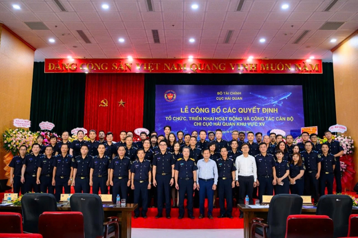 Công bố các quyết định về tổ chức bộ máy và công tác cán bộ tại Chi cục Hải quan khu vực XV