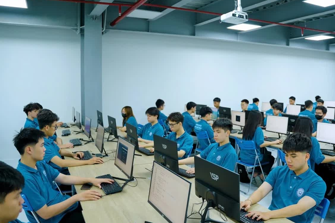 Các yếu tố ảnh hưởng đến kết quả đào tạo khối ngành kinh tế trong mô hình hợp tác nhà trường - doanh nghiệp: Nghiên cứu tại Trường Đại học Công nghệ Đông Á