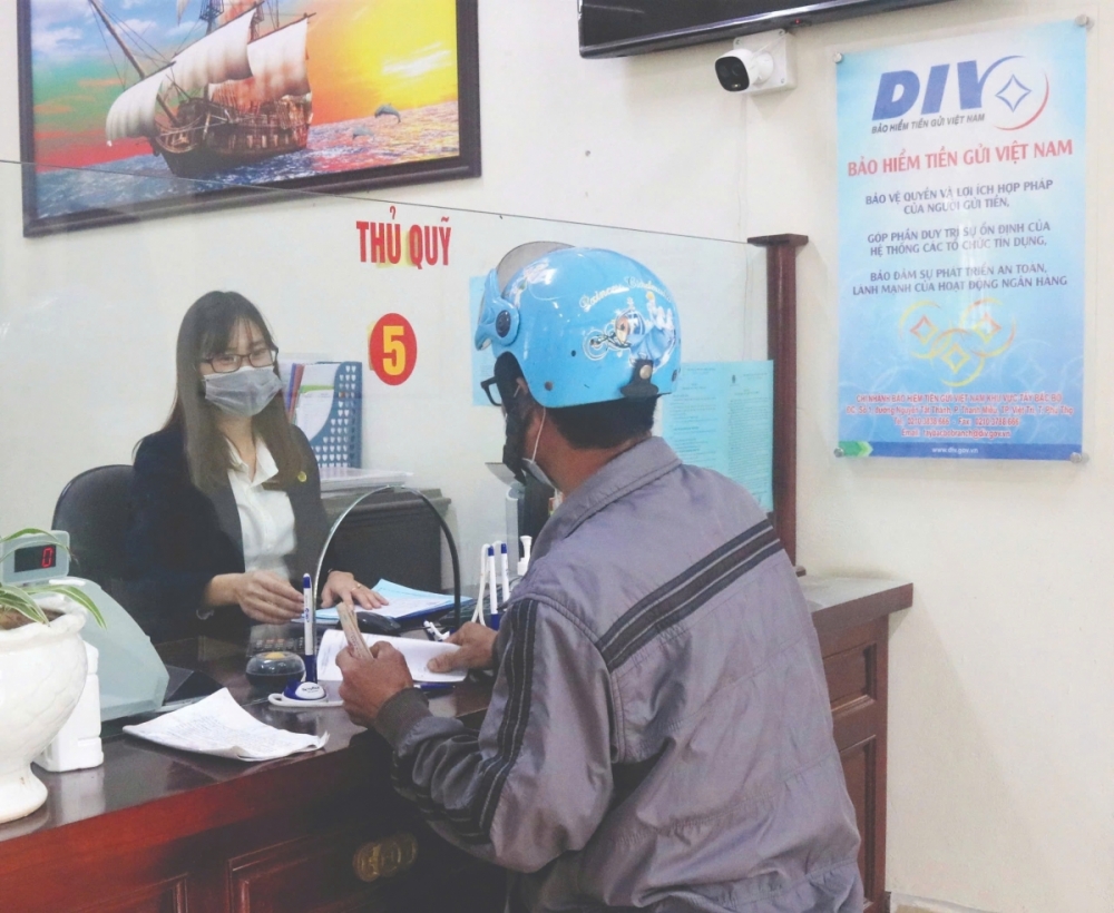 Người dân nông thôn thường đến quỹ tín dụng nhân dân gửi tiền. Người dân nông thôn thường đến quỹ tín dụng nhân dân gửi tiền.