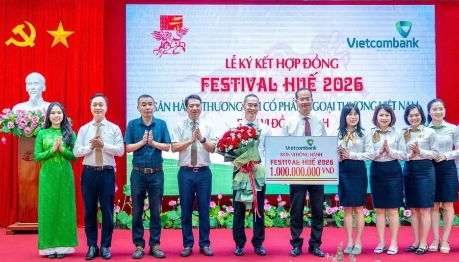 Ông Vũ Văn Hòa - Giám đốc Vietcombank Huế (thứ 5 từ trái sang) đại diện Vietcombank trao biển tượng trưng về việc đồng hành tại Festival Huế 2026.