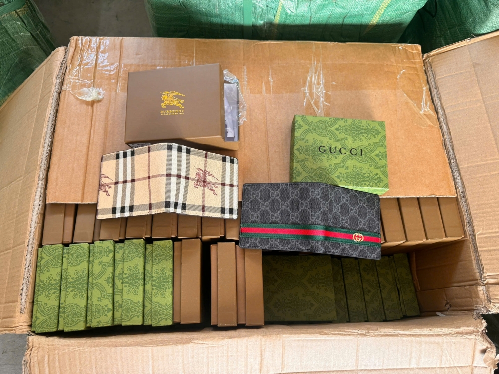 Tiếp tục phát hiện gần 600 sản phẩm nghi giả mạo nhãn hiệu tại cửa khẩu quốc tế Bình Hiệp Tiếp tục phát hiện gần 600 sản phẩm nghi giả mạo nhãn hiệu tại cửa khẩu quốc tế Bình Hiệp