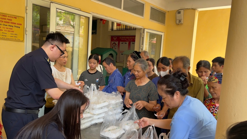 Những suất cháo yêu thương được chuyển đến người bệnh tại Tại Trung tâm Y tế khu vực Cao Lộc.