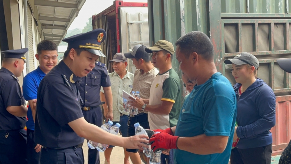 Hải quan cửa khẩu Tân Thanh (Chi cục Hải quan khu vực VI) đã triển khai chương trình tiếp sức cho đội ngũ lái xe đường dài bằng việc phát nước uống miễn phíi