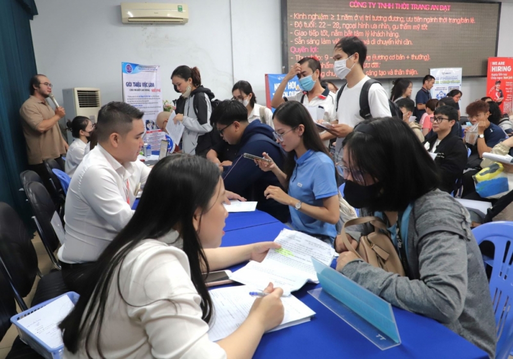 Ba nhóm ngành làm “nóng” thị trường tuyển dụng lao động TP. Hồ Chí Minh