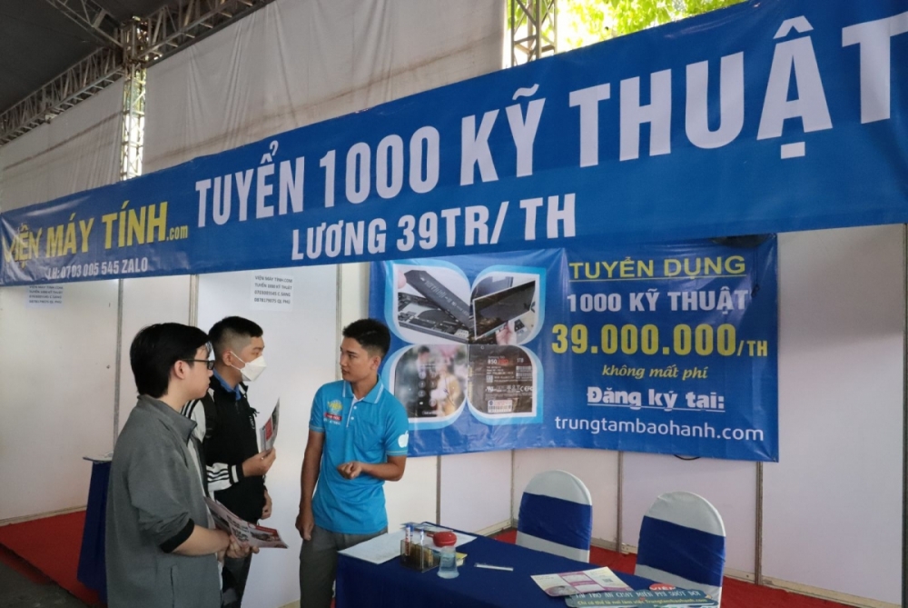 Ba nhóm ngành làm “nóng” thị trường tuyển dụng lao động TP. Hồ Chí Minh