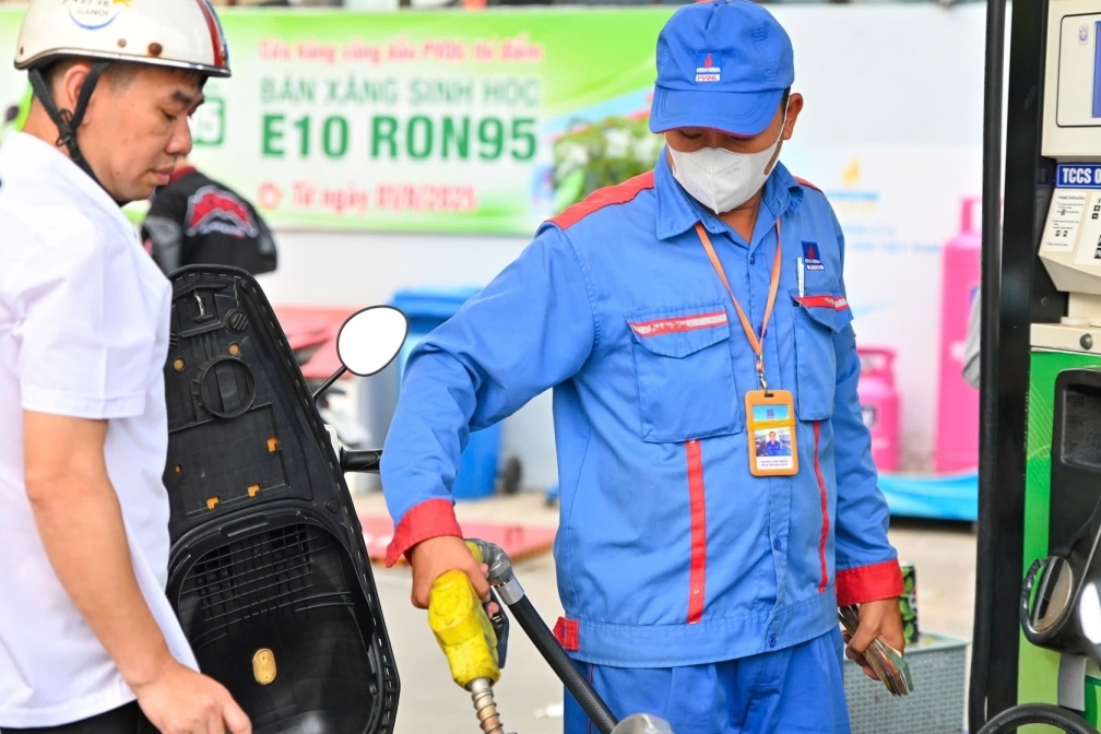 Giá bán xăng dầu trong nước đồng loạt giảm mạnh từ 16h ngày 2/7