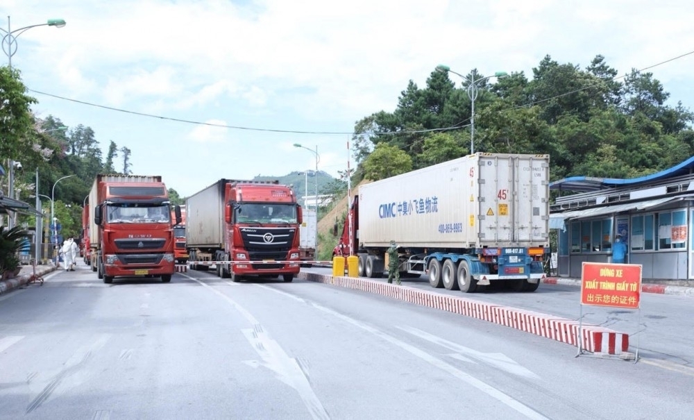 Hàng hóa quá cảnh vận chuyển qua cửa khẩu quốc tế Hữu Nghị. Ảnh: H.Nụ
