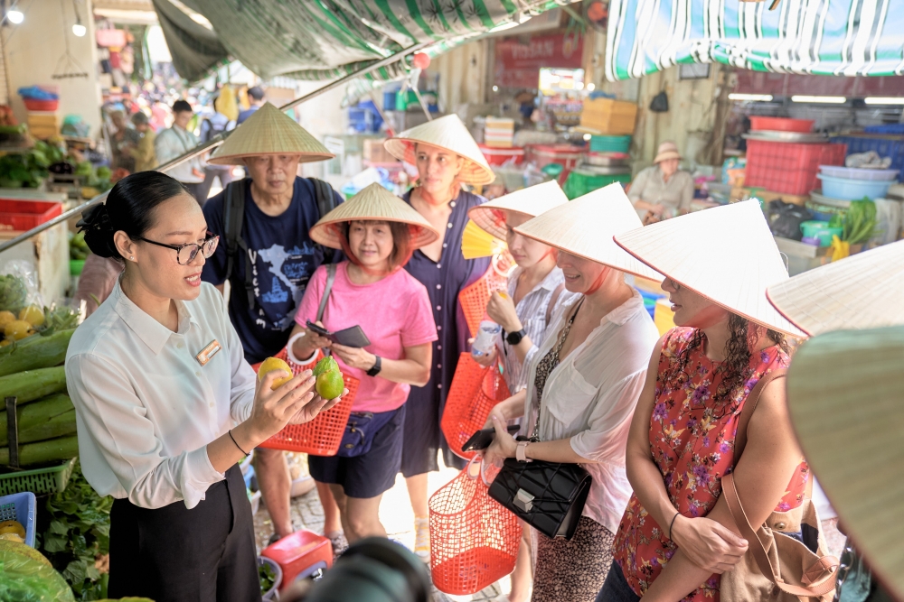 Du khách quốc tế tham quan TP. Hồ Chí Minh. Ảnh: T.D Du lịch TP. Hồ Chí Minh “giữ chân” khách du lịch bằng các sản phẩm xanh, bền vững
