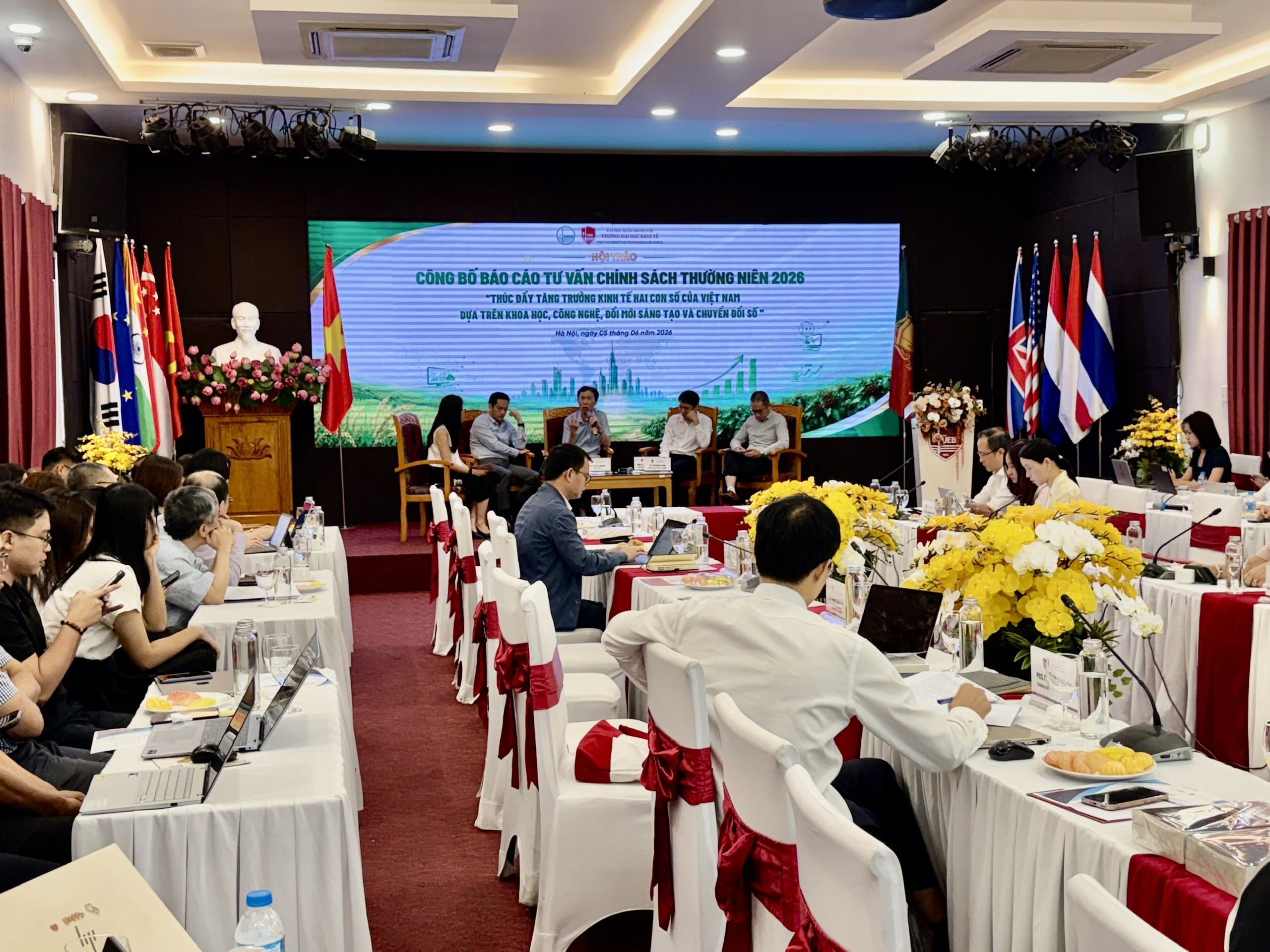 Theo các chuyên gia, khoa học công nghệ, đổi mới sáng tạo và chuyển đổi số cần trở thành nền tảng của mô hình tăng trưởng mới. Ảnh: TN.