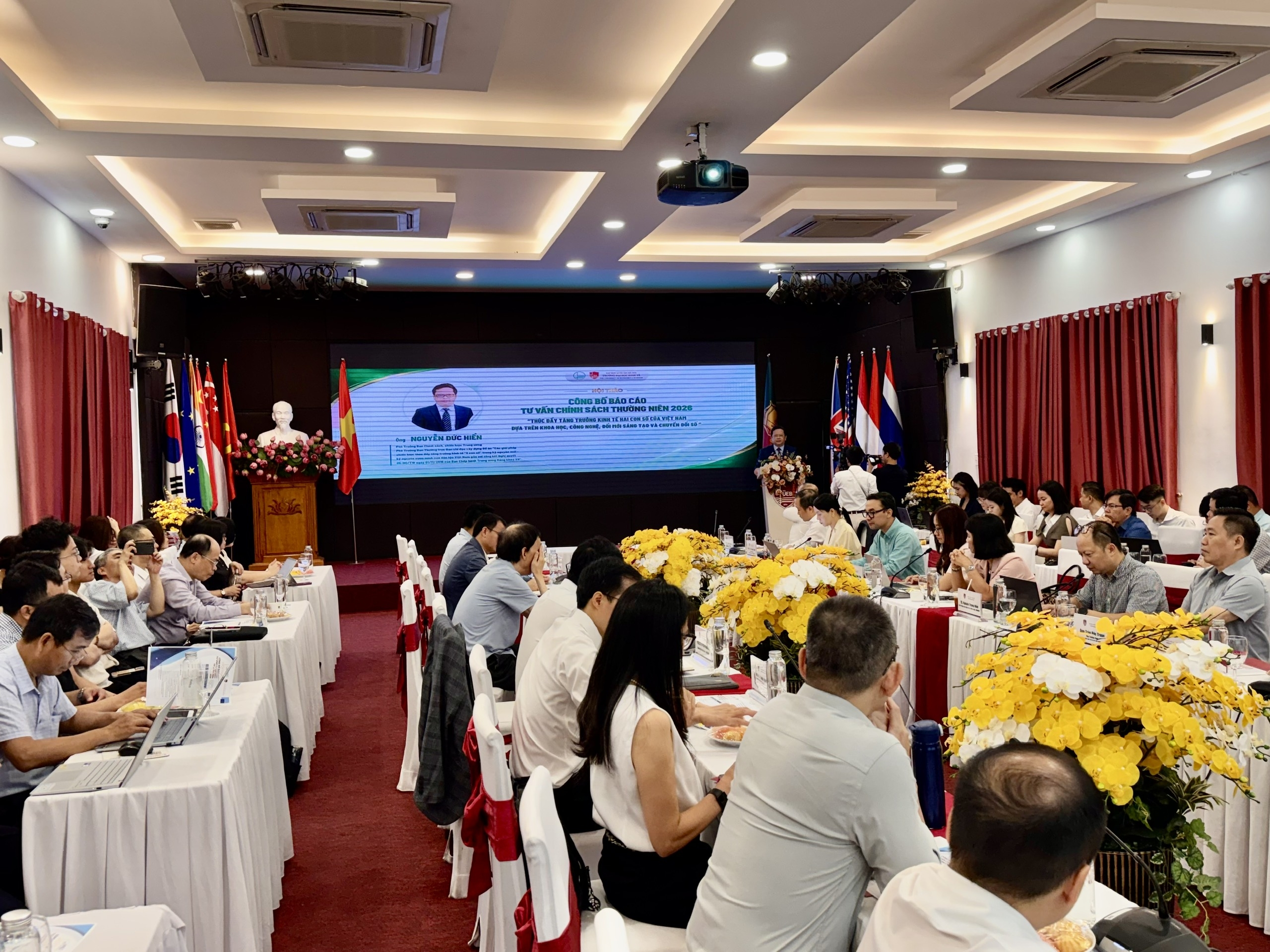 Hội thảo tập trung thảo luận các giải pháp thúc đẩy tăng trưởng kinh tế hai con số trong giai đoạn phát triển mới. Ảnh: TN.