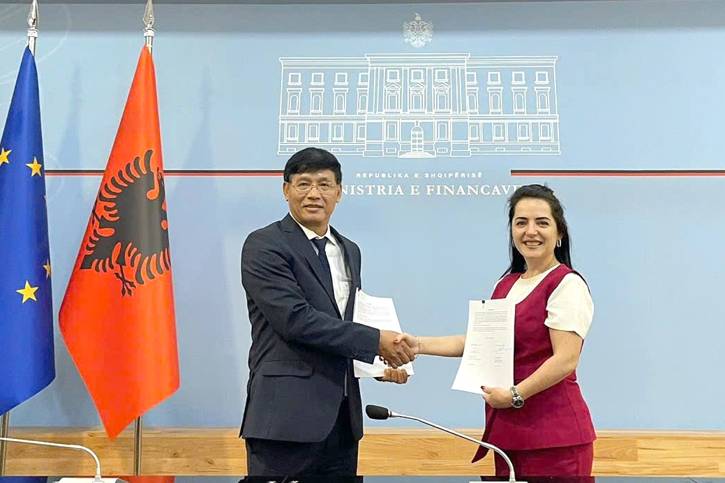 Phó Cục trưởng Đặng Ngọc Minh và  bà Zarina Taja ký biên bản ghi nhớ dự thảo Hiệp định tại vòng đàm phán thứ hai.
