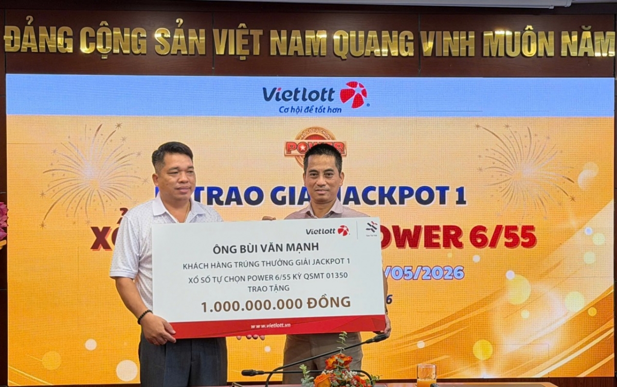 Người đàn ông không đeo mặt nạ nhận hơn 83,5 tỷ đồng từ Vietlott
