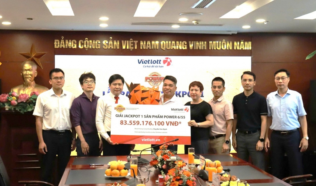 Người đàn ông không đeo mặt nạ nhận hơn 83,5 tỷ đồng từ Vietlott