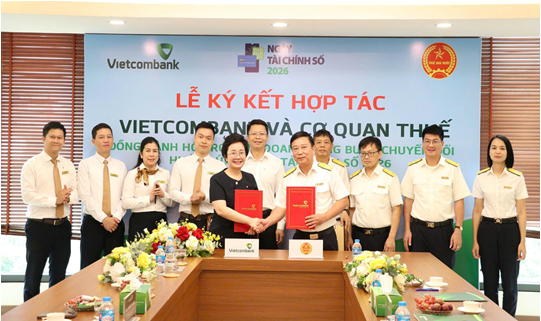 Đại diện Thuế tỉnh Lạng Sơn và Vietcombank thực hiện ký kết hợp tác hỗ trợ hộ kinh doanh chuyển đổi số.