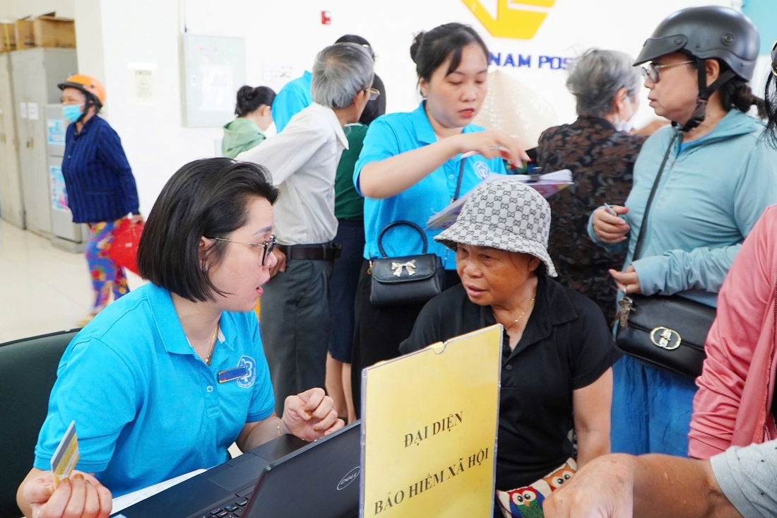 Gia Lai: Nhiều người dân quyết định nhận lương hưu qua tài khoản ngân hàng