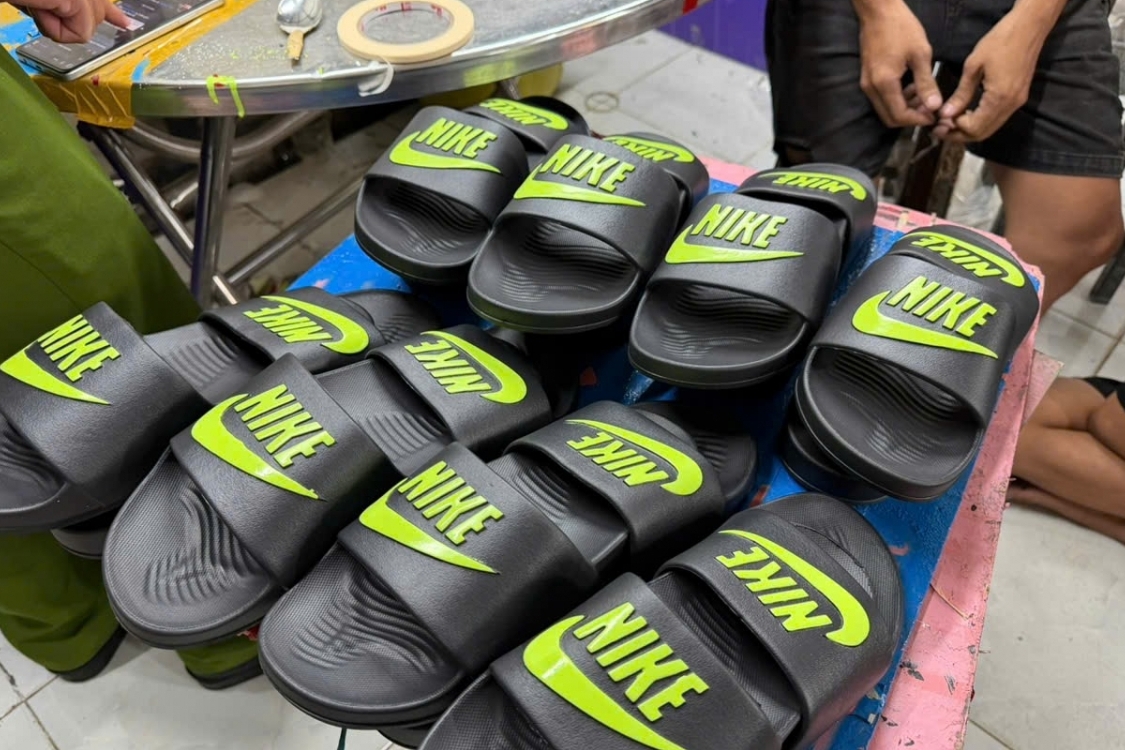 Bắt vợ chồng cầm đầu đường dây sản xuất dép giả Nike, Adidas, Crocs, Gucci