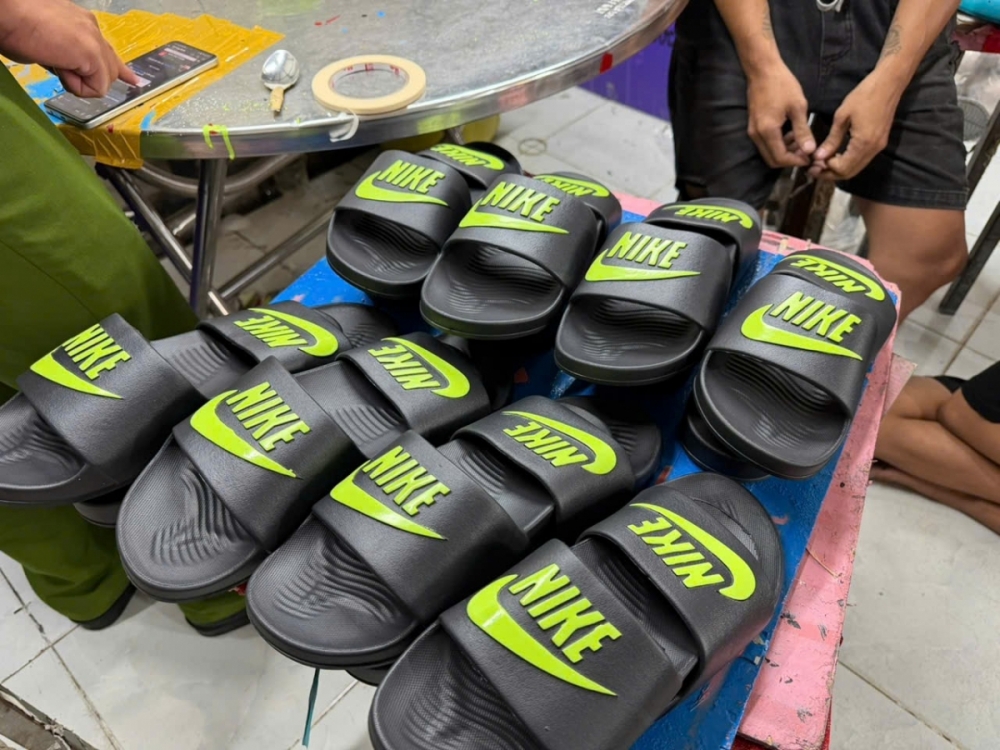 Bắt vợ chồng cầm đầu đường dây sản xuất dép giả Nike, Adidas, Crocs, Gucci