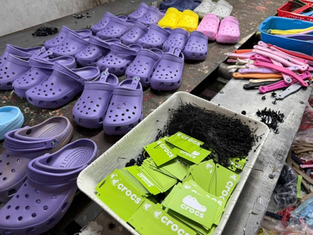 Bắt vợ chồng cầm đầu đường dây sản xuất dép giả Nike, Adidas, Crocs, Gucci