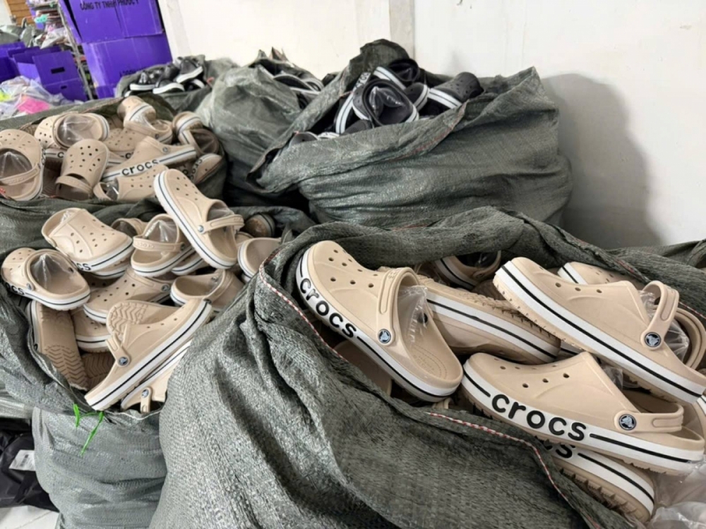 Bắt vợ chồng cầm đầu đường dây sản xuất dép giả Nike, Adidas, Crocs, Gucci