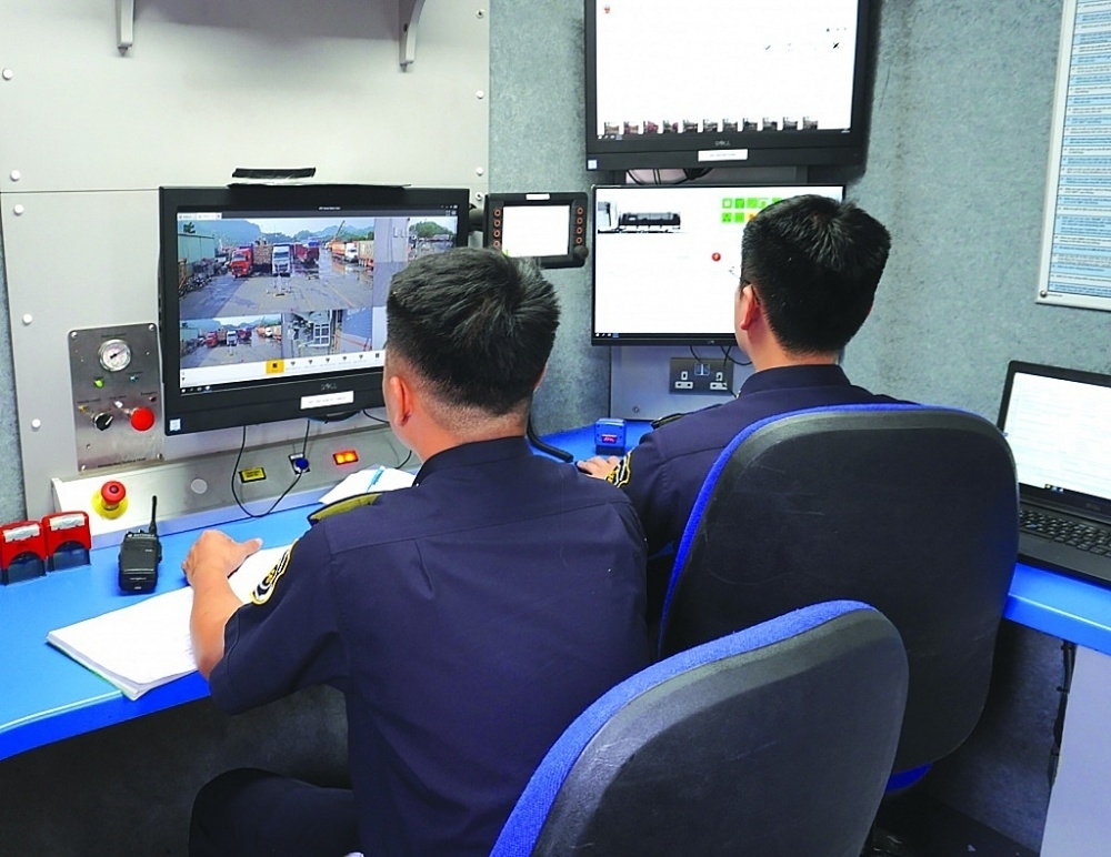 Công chức Chi cục Hải quan khu vực VI đảm bảo hệ thống công nghệ thông tin thông suốt. Ảnh: H.Nụ
