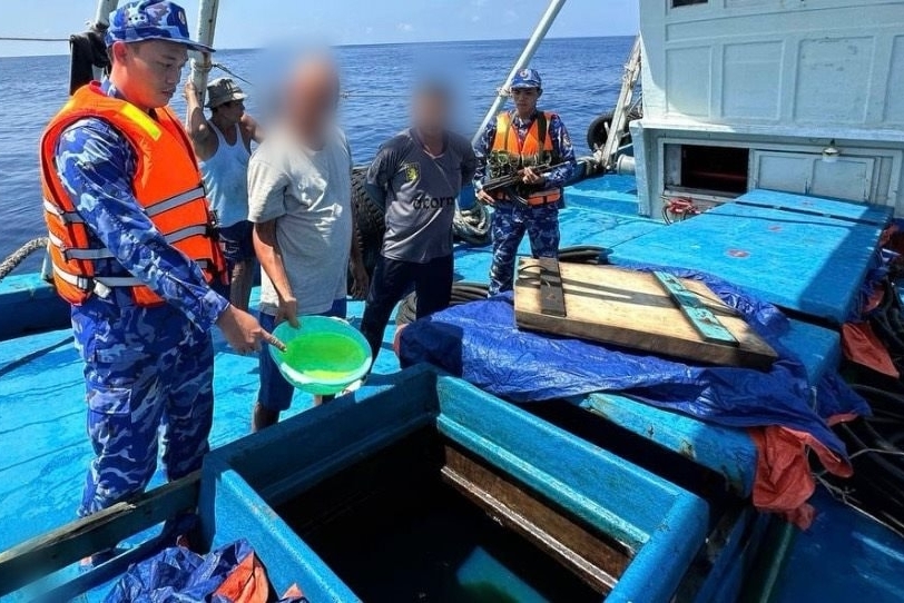 Cảnh sát biển bắt giữ tàu vận chuyển trái phép trên 150.000 lít dầu DO
