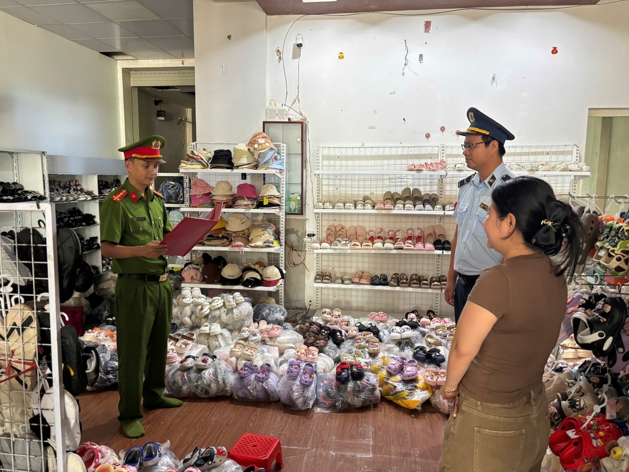 Khởi tố 2 chủ hộ kinh doanh hàng xâm phạm sở hữu công nghiệp