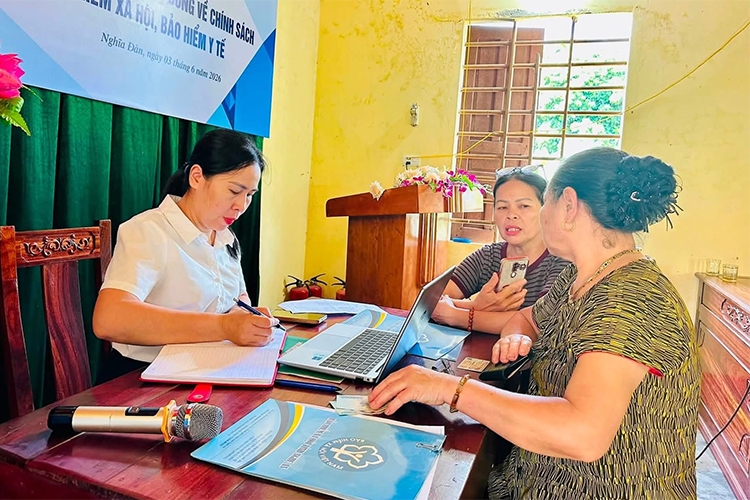 Người dân xóm Trung Đồng đăng ký tham gia BHXH tự nguyện, BHYT tại Điểm truyền thông cộng đồng