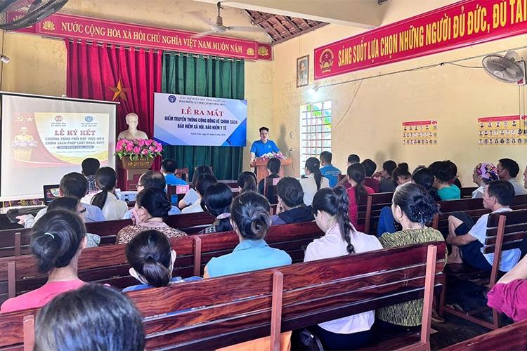 Lễ ra mắt Điểm truyền thông cộng đồng tại xóm Trung Đồng (xã Nghĩa Đàn, tỉnh Nghệ An).
