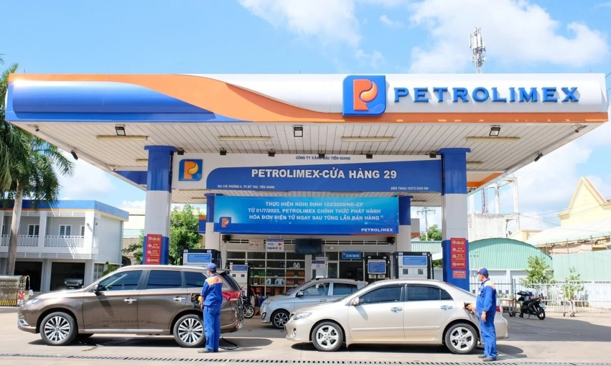 Petrolimex đón nhiều động lực tăng trưởng mới từ E10 và giá dầu Petrolimex đón nhiều động lực tăng trưởng mới từ E10 và giá dầu