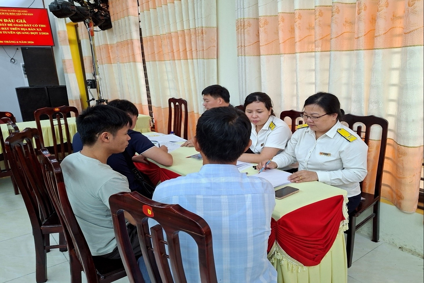 Tuyên Quang: Hỗ trợ nghĩa vụ tài chính tại chỗ giúp minh bạch nguồn thu từ đấu giá đất
