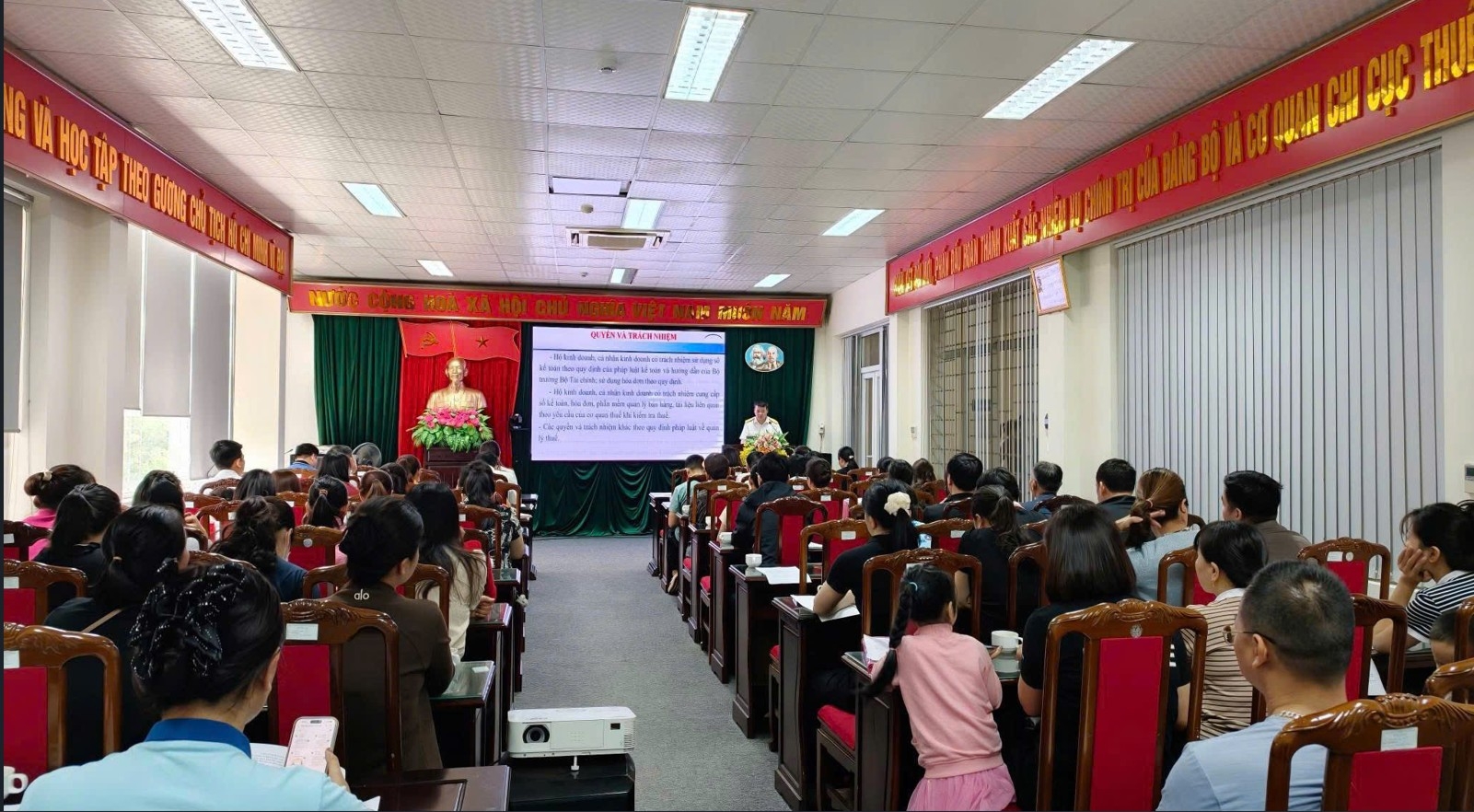 Thuế cơ sở 1 tỉnh Cao Bằng tăng cường công tác tuyên truyền, hỗ trợ người nộp thuế thông qua các hội nghị đối thoại, hướng dẫn chính sách thuế. 