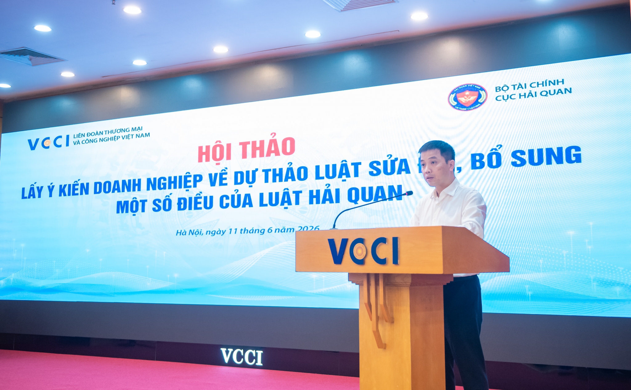 Đậu Anh Tuấn, Phó Tổng Thư ký kiêm Trưởng ban Pháp chế VCCI phát biểu tại Hội nghị. 