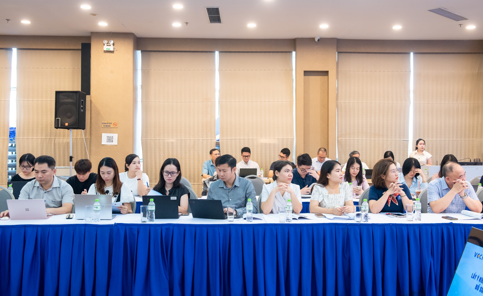 Các đại biểu đại diện các hiệp hội, doanh nghiệp tham dự, đóng góp ý kiến 