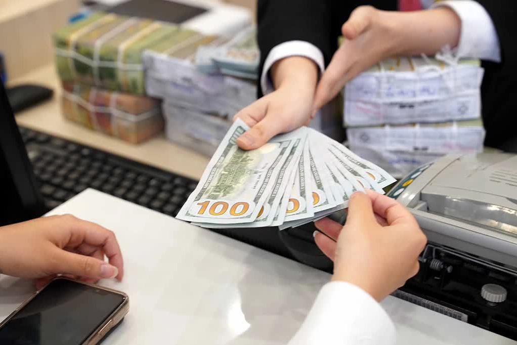 Giữ tỷ giá hay hạ lãi suất: Bài toán khó của dòng tiền nửa cuối năm