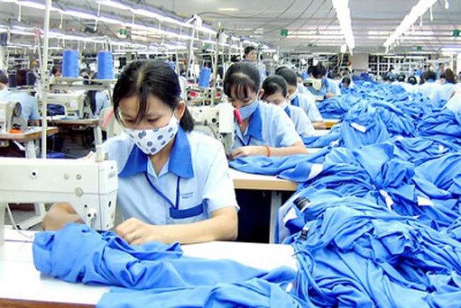 dệt may tiếp tục là hai nhóm hàng dẫn đầu với kim ngạch lần lượt đạt 385,78 triệu USD và 383,6 triệu USD.