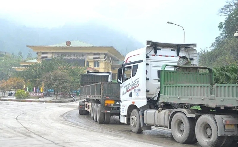 Phương tiện vận tải xuất nhập cảnh qua cửa khẩu quốc tế Nậm Cắn (Nghệ An).