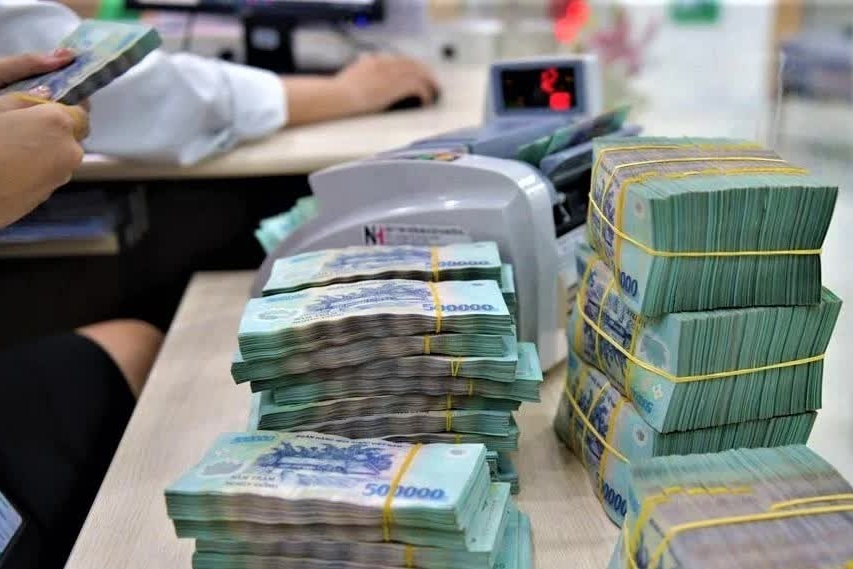 Tiền gửi dân cư lập đỉnh, vì sao lãi suất vẫn khó hạ?