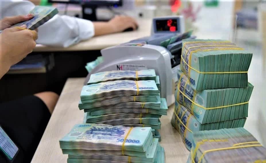 Tiền gửi dân cư lập đỉnh, vì sao lãi suất vẫn khó hạ? Tiền gửi dân cư lập đỉnh, vì sao lãi suất vẫn khó hạ?